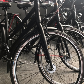 Stadsfiets in de showroom van Leon Sagaert