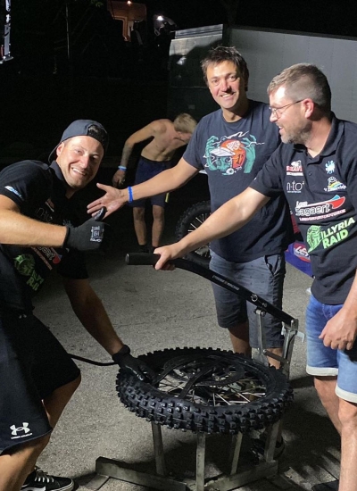 Full service by Leon Sagaert tijdens de Tunesië Raid